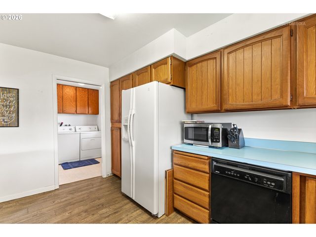 825 S BRIDGE St, Sheridan, OR 97378