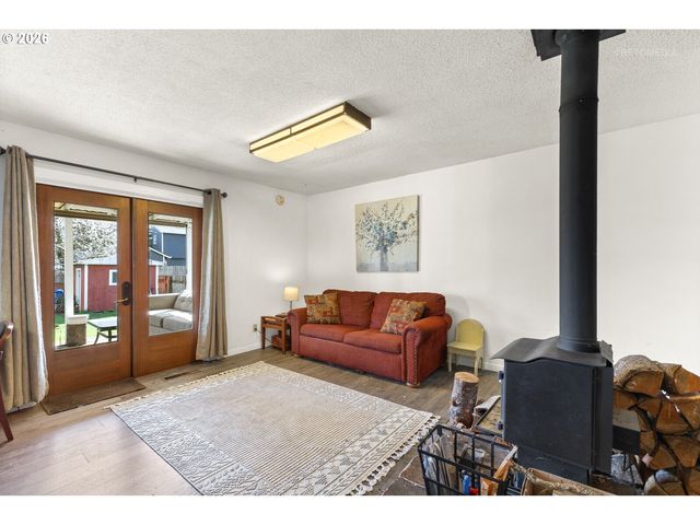 825 S BRIDGE St, Sheridan, OR 97378