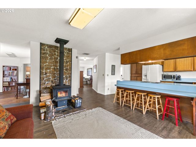 825 S BRIDGE St, Sheridan, OR 97378