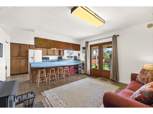 825 S BRIDGE St, Sheridan, OR 97378