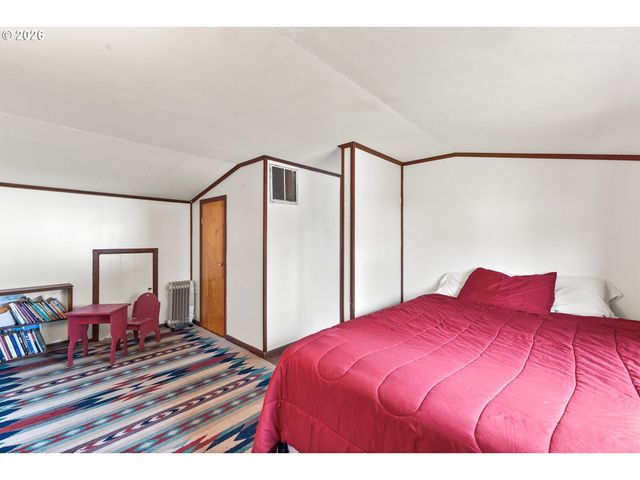 825 S BRIDGE St, Sheridan, OR 97378