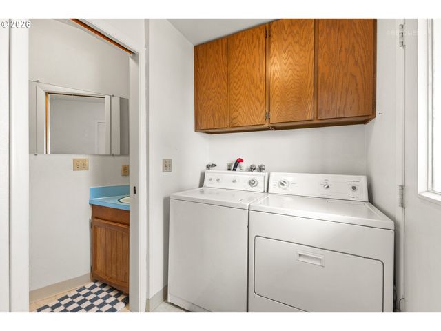 825 S BRIDGE St, Sheridan, OR 97378