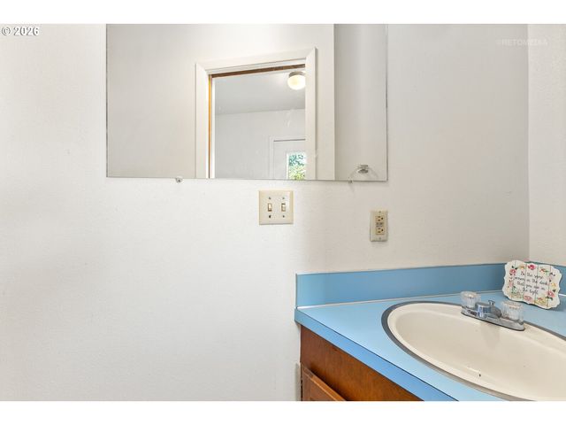 825 S BRIDGE St, Sheridan, OR 97378