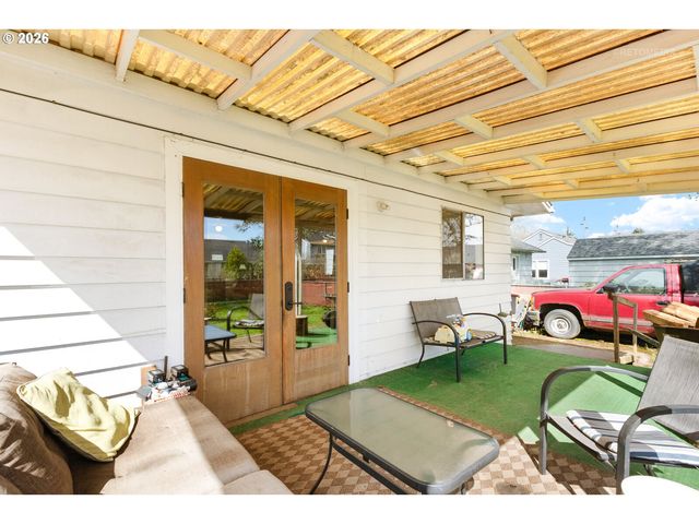 825 S BRIDGE St, Sheridan, OR 97378