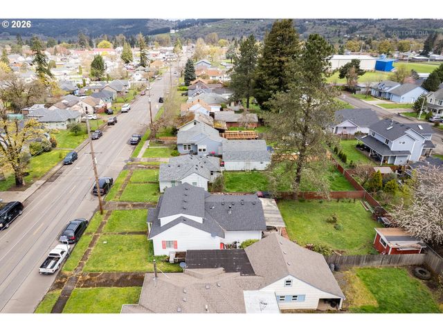 825 S BRIDGE St, Sheridan, OR 97378