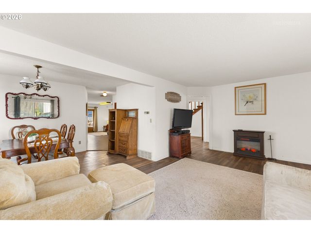 825 S BRIDGE St, Sheridan, OR 97378