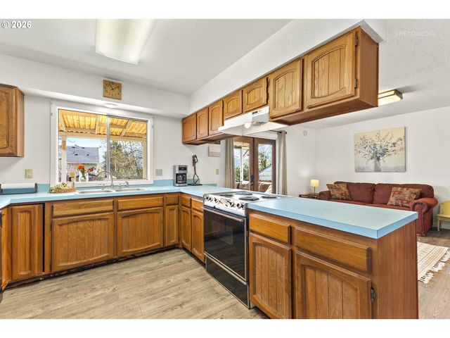 825 S BRIDGE St, Sheridan, OR 97378