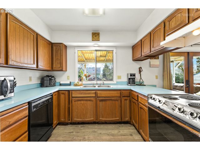 825 S BRIDGE St, Sheridan, OR 97378