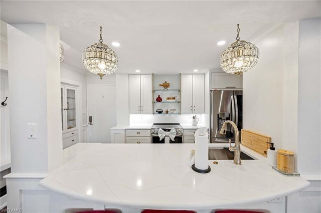 555 Park Shore DR B408, Naples, FL 34103