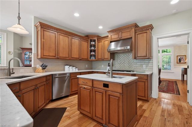 701 Crystal LN, Virginia Beach, VA 23451