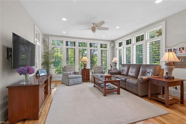 701 Crystal LN, Virginia Beach, VA 23451