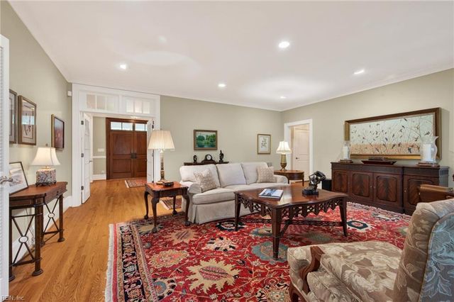 701 Crystal LN, Virginia Beach, VA 23451