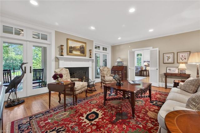 701 Crystal LN, Virginia Beach, VA 23451