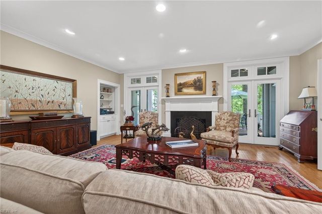 701 Crystal LN, Virginia Beach, VA 23451