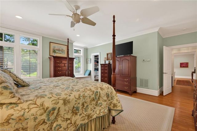 701 Crystal LN, Virginia Beach, VA 23451