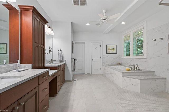 701 Crystal LN, Virginia Beach, VA 23451