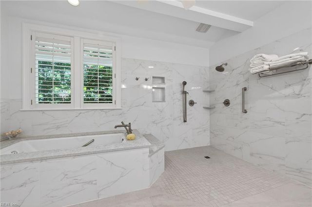 701 Crystal LN, Virginia Beach, VA 23451