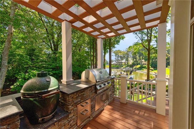 701 Crystal LN, Virginia Beach, VA 23451