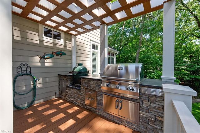 701 Crystal LN, Virginia Beach, VA 23451