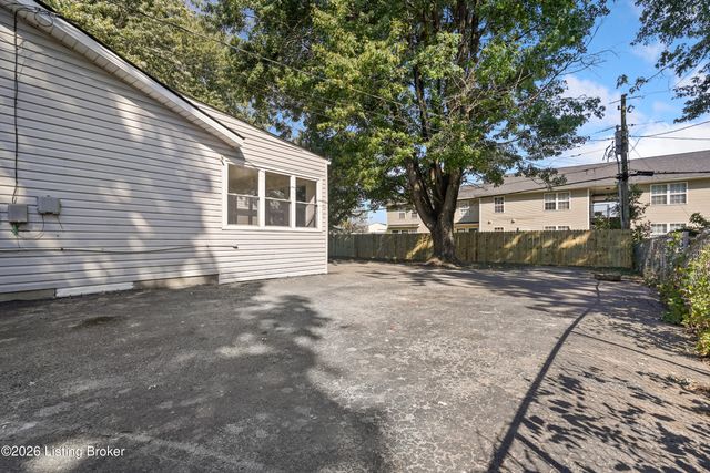 124 Melody Ln, Louisville, KY 40229