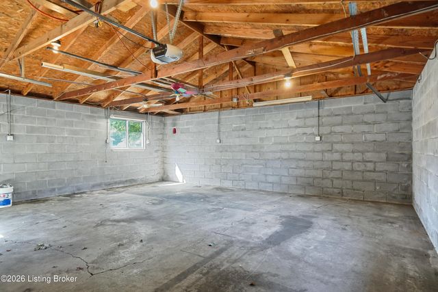 124 Melody Ln, Louisville, KY 40229