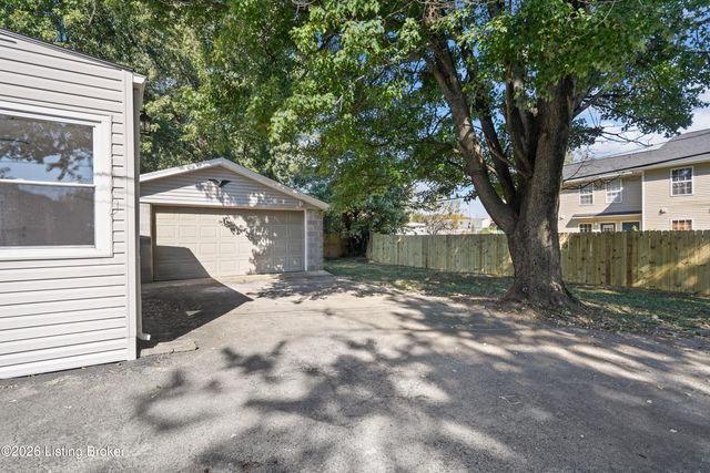 124 Melody Ln, Louisville, KY 40229