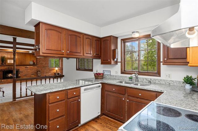 1675 Ledbury Drive, Bloomfield Hills, MI 48304