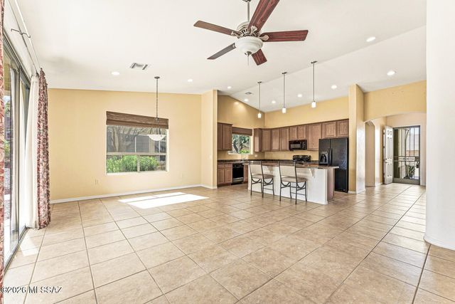 649 W Knotwood Street, Green Valley, AZ 85614