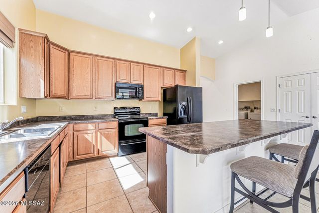 649 W Knotwood Street, Green Valley, AZ 85614