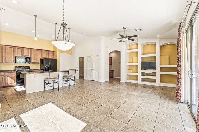 649 W Knotwood Street, Green Valley, AZ 85614