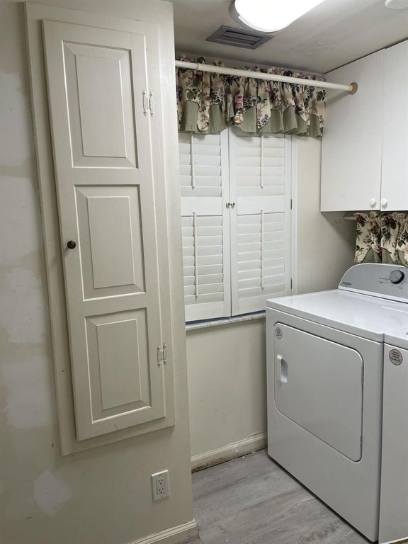Image 17 of property listing at 12568 Shoreline Drive 103, Wellington, FL 33414