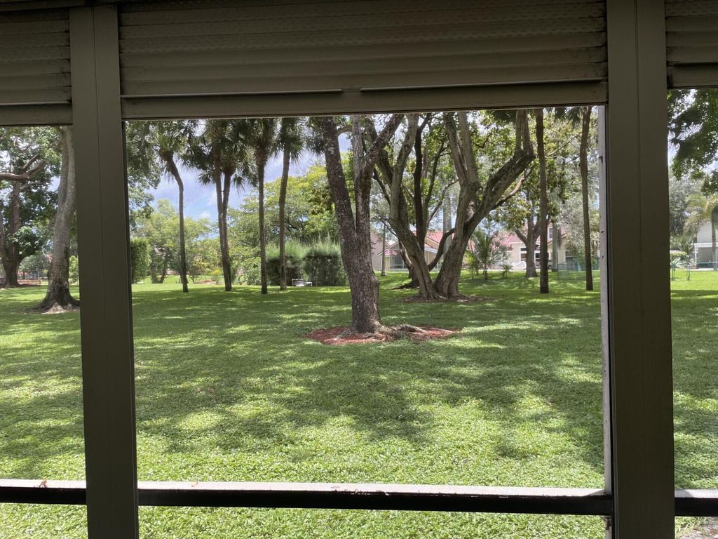 Image 18 of property listing at 12568 Shoreline Drive 103, Wellington, FL 33414