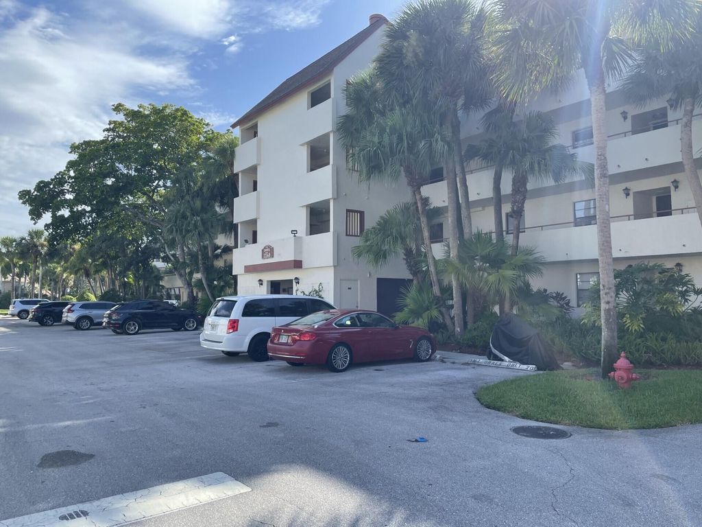 Image 19 of property listing at 12568 Shoreline Drive 103, Wellington, FL 33414