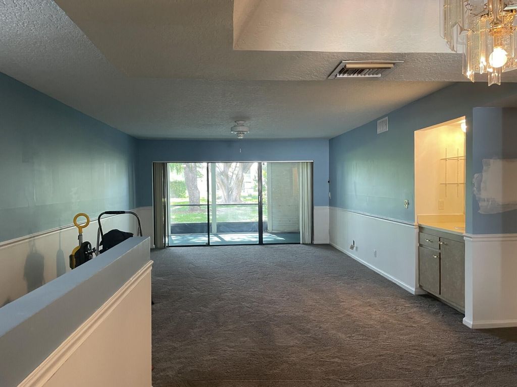 Image 3 of property listing at 12568 Shoreline Drive 103, Wellington, FL 33414