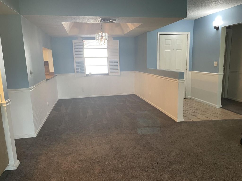 Image 4 of property listing at 12568 Shoreline Drive 103, Wellington, FL 33414
