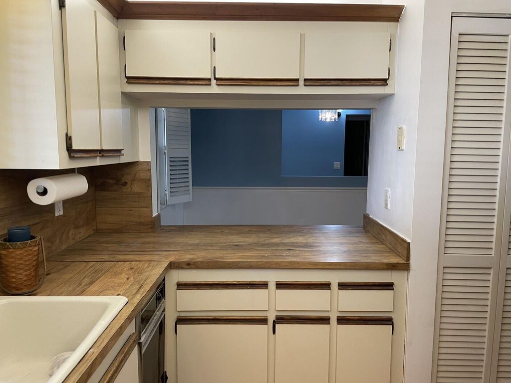 Image 6 of property listing at 12568 Shoreline Drive 103, Wellington, FL 33414