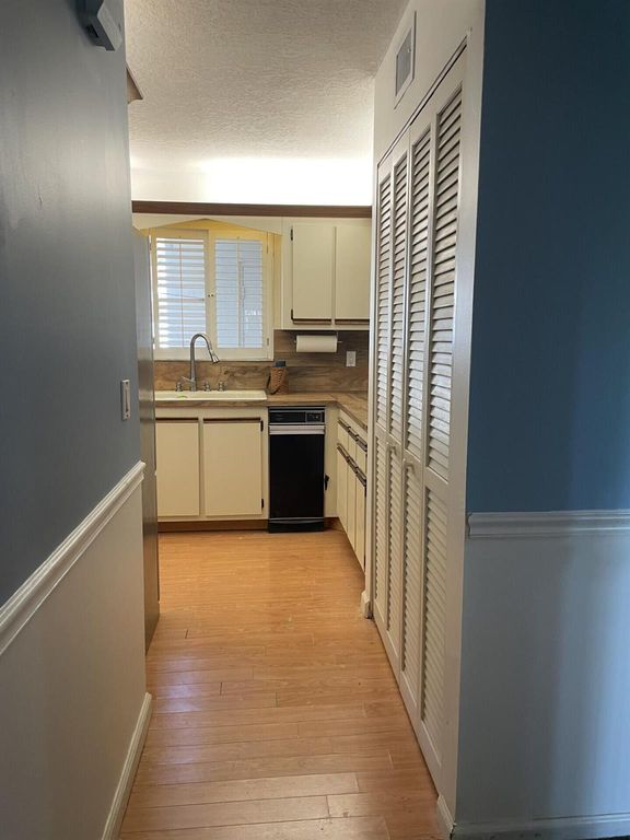 Image 9 of property listing at 12568 Shoreline Drive 103, Wellington, FL 33414