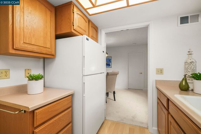 975 Terra California Dr 2, Walnut Creek, CA 94595