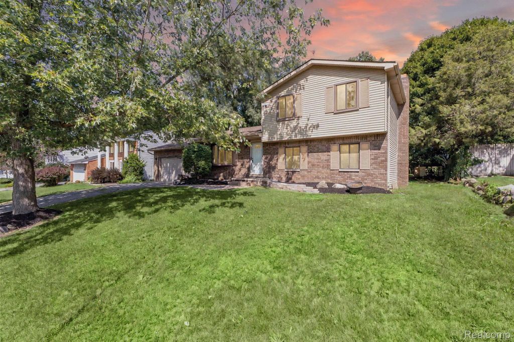 8962 Glasgow Drive, White Lake Charter Township, MI 48386