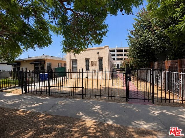 3427 S Bronson Avenue, Los Angeles, CA 90018