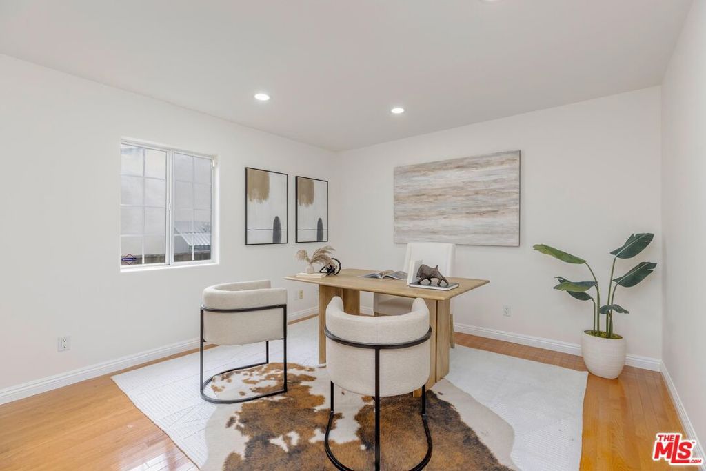 Image 11 of property listing at 12118 Viewcrest Road, Studio City, CA 91604