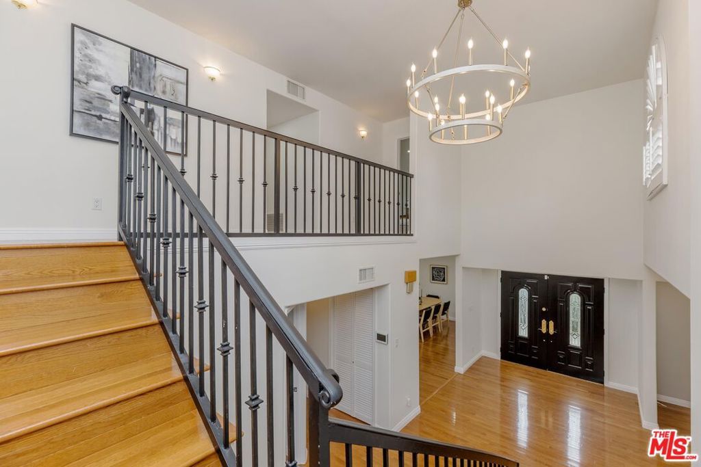 Image 12 of property listing at 12118 Viewcrest Road, Studio City, CA 91604