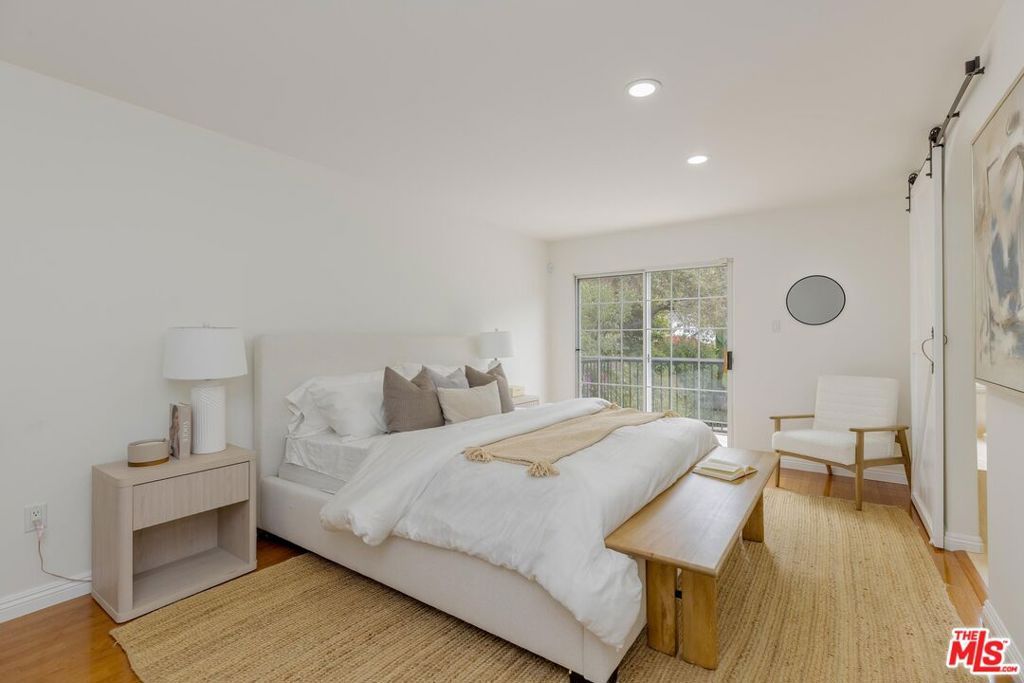 Image 13 of property listing at 12118 Viewcrest Road, Studio City, CA 91604