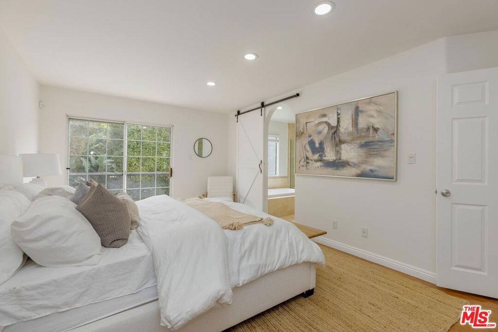 Image 14 of property listing at 12118 Viewcrest Road, Studio City, CA 91604