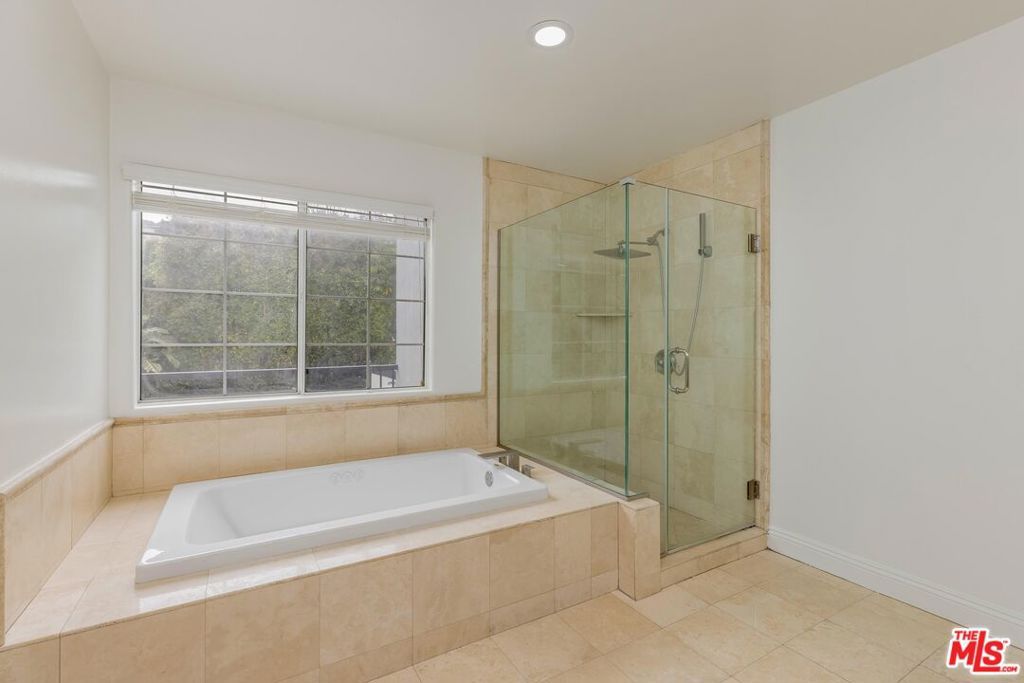 Image 18 of property listing at 12118 Viewcrest Road, Studio City, CA 91604