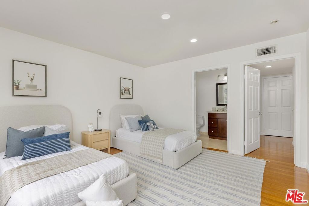 Image 22 of property listing at 12118 Viewcrest Road, Studio City, CA 91604