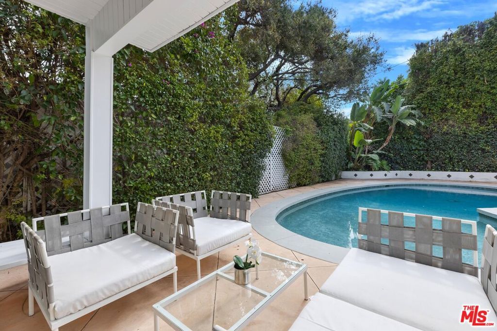 Image 24 of property listing at 12118 Viewcrest Road, Studio City, CA 91604