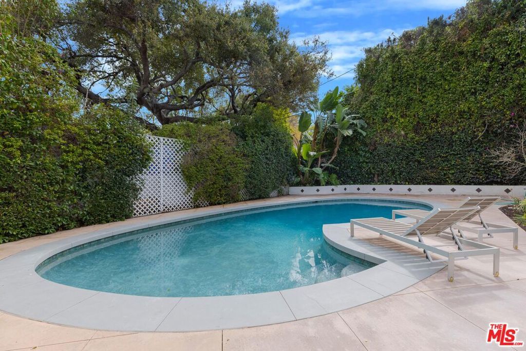 Image 25 of property listing at 12118 Viewcrest Road, Studio City, CA 91604