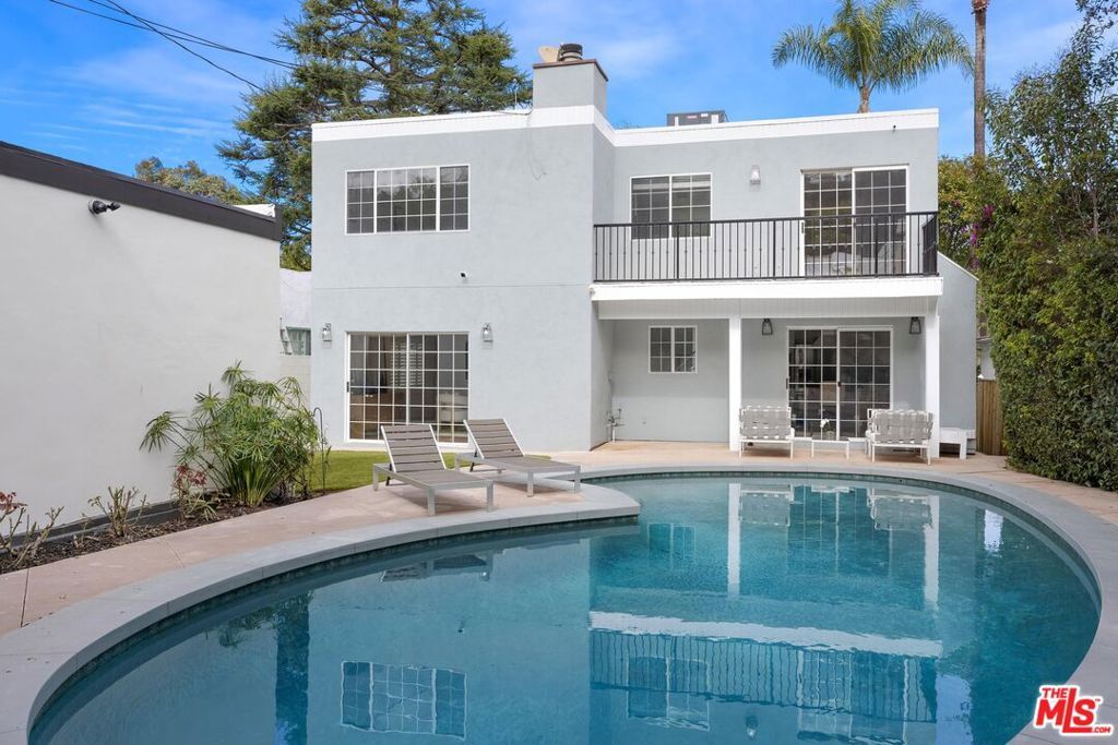 Image 28 of property listing at 12118 Viewcrest Road, Studio City, CA 91604