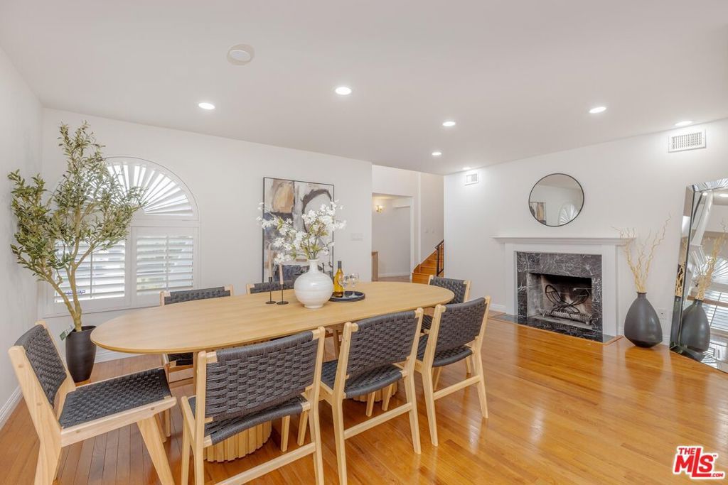 Image 3 of property listing at 12118 Viewcrest Road, Studio City, CA 91604